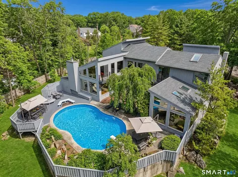 66 Dogwood Ln, Trumbull, CT 06611