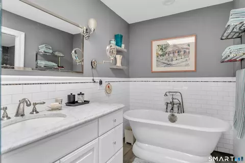 Bath - 975 Main St, Hamden, CT 06514 photo 2 of 3