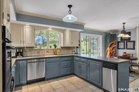 Kitchen - 975 Main St, Hamden, CT 06514 photo 2 of 5
