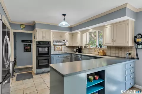 Kitchen - 975 Main St, Hamden, CT 06514 photo 3 of 5