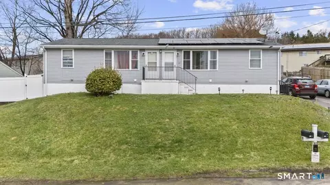 15 Spread Oak Ln, Waterbury, CT 06704
