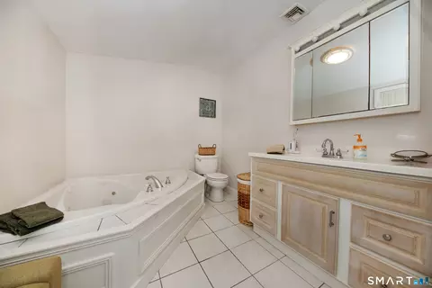 Bath - 100 Pratt Rd, Clinton, CT 06413 photo 1 of 1