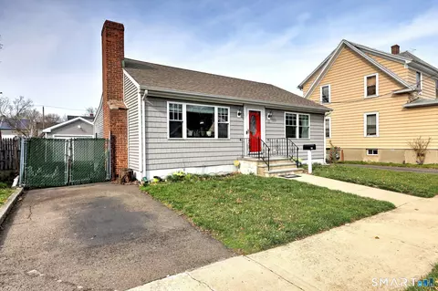 35 Nelson Ter, Bridgeport, CT 06610