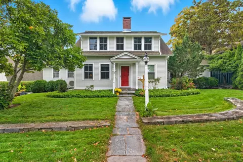 18 Little Point St, Essex, CT 06426