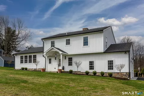 4 Governors Ln, Bethel, CT 06801