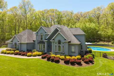 350 Squaw Ln, Guilford, CT 06437