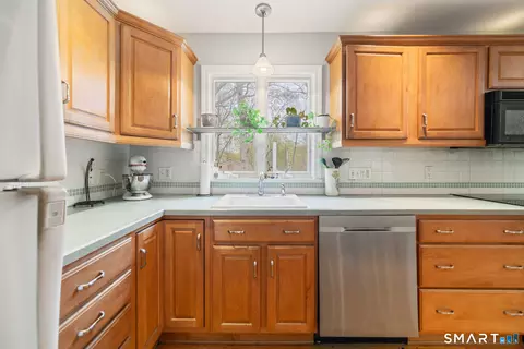 Kitchen - 51 Sky View Cir, Hamden, CT 06514 photo 3 of 4