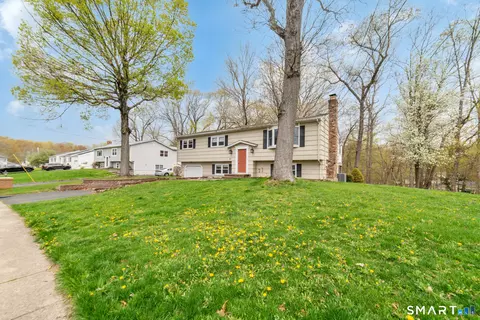 Exterior - 51 Sky View Cir, Hamden, CT 06514 photo 3 of 6