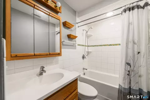 Bath - 51 Sky View Cir, Hamden, CT 06514 photo 1 of 4