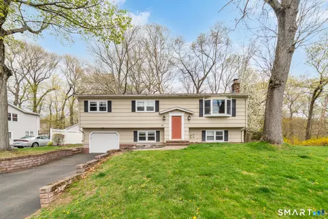 51 Sky View Cir, Hamden, CT 06514