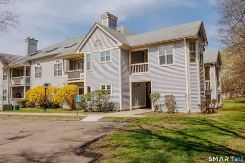 75 Redwood Dr #907, East Haven, CT 06513