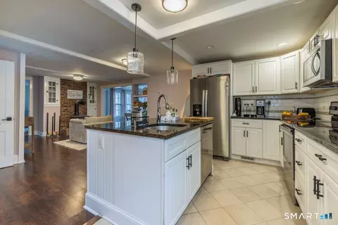 Kitchen - 33 Jerusalem Hl, Trumbull, CT 06611 photo 3 of 5