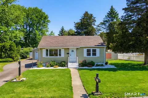 3 Cedar St, Waterford, CT 06385