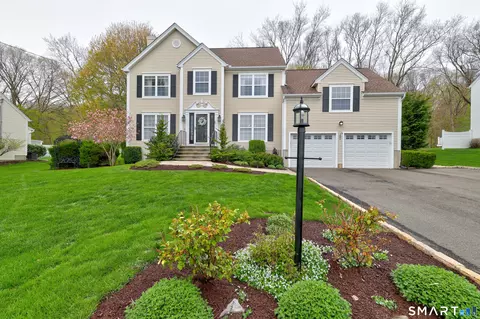 36 Commodore Hull Dr, Derby, CT 06418