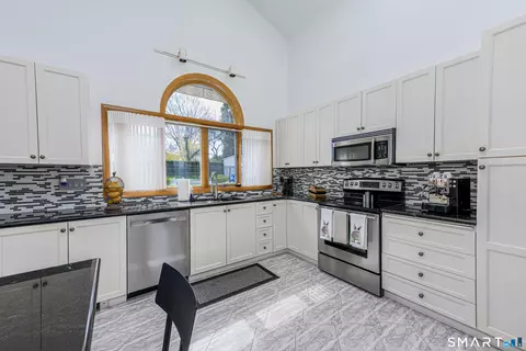 Kitchen - 240 Shepard Ave, Hamden, CT 06514 photo 2 of 4