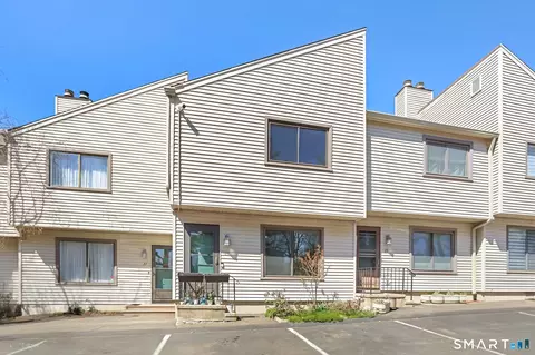 1 Horizon Dr #28, Norwalk, CT 06854