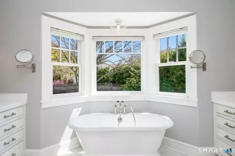 Bath - 15 Beach Dr, Darien, CT 06820 photo 4 of 7