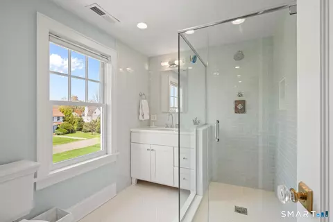 Bath - 15 Beach Dr, Darien, CT 06820 photo 6 of 7