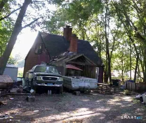 5 Blumenthal Dr, Uncasville, CT 06382