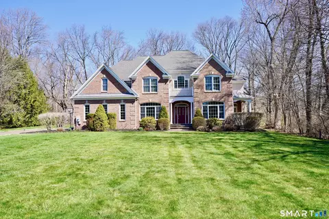 10 Whispering Hollow Ct, Cheshire, CT 06410