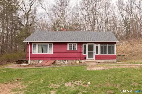 60 Chestnut Ln, Hamden, CT 06518