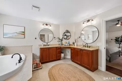 Bath - 3 E Lake Rd # E, Danbury, CT 06811 photo 2 of 3