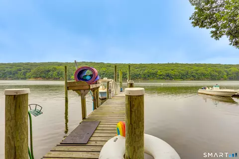 11 Stanton St, Waterford, CT 06385