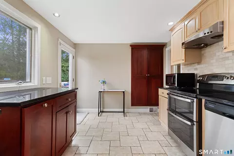 Kitchen - 5 Iris Ln, Redding, CT 06896 photo 3 of 3