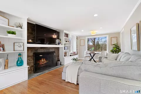 Living - 5 Iris Ln, Redding, CT 06896 photo 2 of 6
