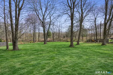 Exterior - 5 Iris Ln, Redding, CT 06896 photo 4 of 4