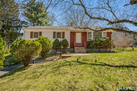 8 Holly Hill Dr, Uncasville, CT 06382