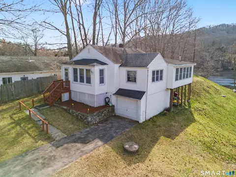 95 Kitemaug Rd, Uncasville, CT 06382