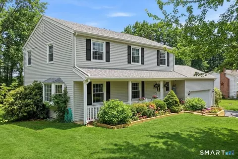15 Ferry View Dr, Gales Ferry, CT 06335