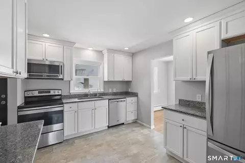 Kitchen - 9 Stone Ct, Gales Ferry, CT 06335 photo 3 of 4