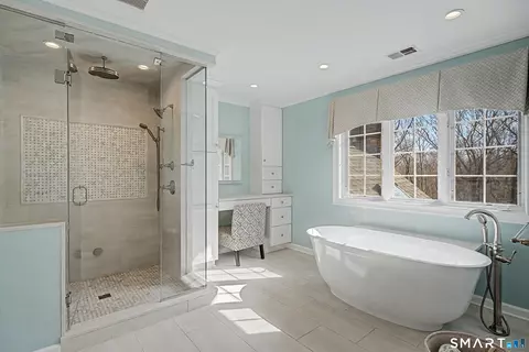 Bath - 7 Caleb Ct, Guilford, CT 06437 photo 3 of 5