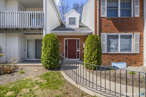 7 Concorde Way #B2, Windsor Locks, CT 06096