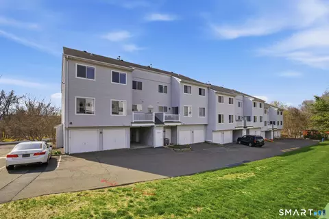 142 Staffordshire Commons Dr #142, Wallingford, CT 06492