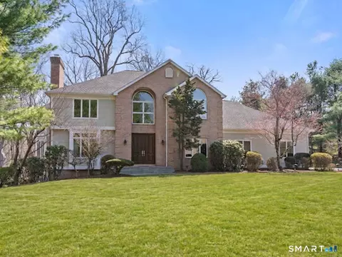 1 Mountaincrest Dr, Cheshire, CT 06410