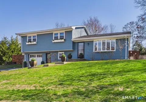 28 Elaine St, Pawcatuck, CT 06379
