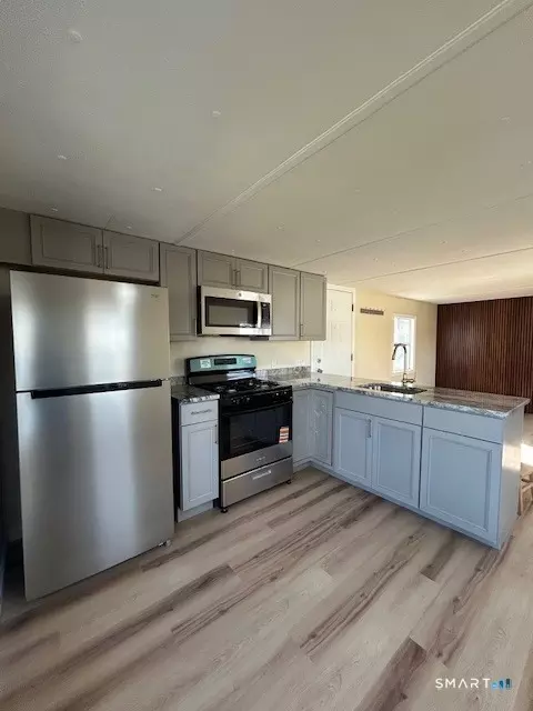 18 Fairway Dr, Windham, CT 06256