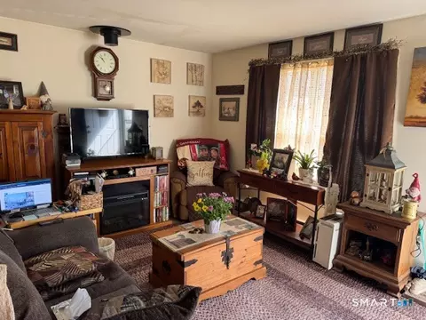 39 Courtney Ln, Killingly, CT 06241 photo 2