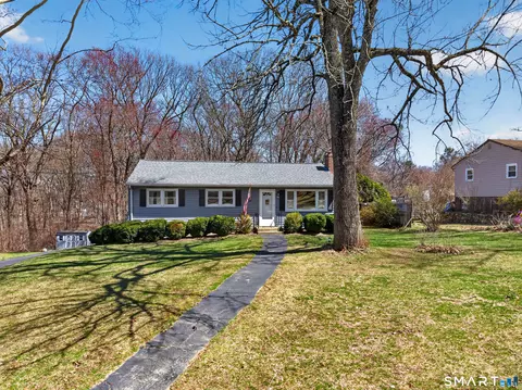 127 Pollys Ln, Uncasville, CT 06382