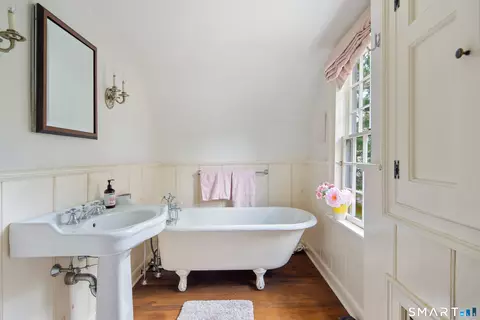 Bath - 313 Umpawaug Rd, Redding, CT 06896 photo 1 of 3