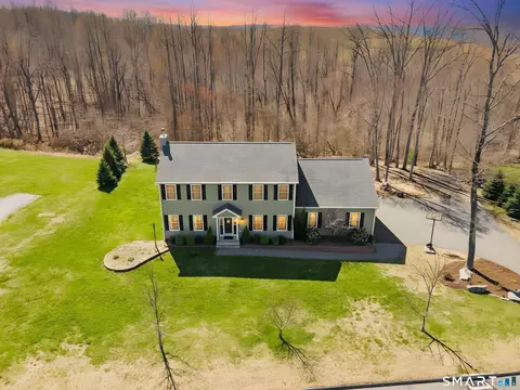 18 Oakwood Dr, Beacon Falls, CT 06403