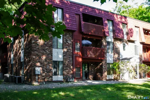 10 Woodsedge Dr #1A, Newington, CT 06111