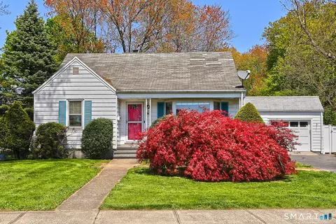 15 Locust St, Milford, CT 06461
