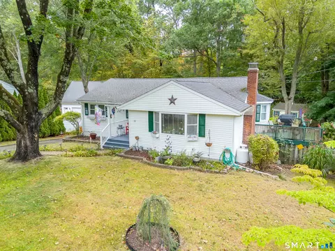 32 Richard Rd, Gales Ferry, CT 06335