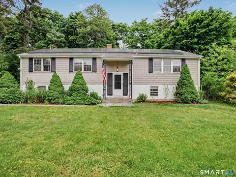 6 Lighthouse Ln, Norwalk, CT 06851