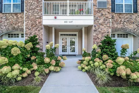 603 Brookside Ct #603, Newtown, CT 06470