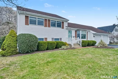 6 Benjamin Rd, Mystic, CT 06355